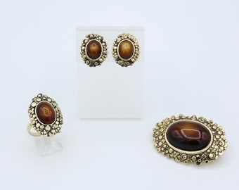 Vintage 1976 Sarah Coventry NORWEGIAN WOOD Clip On Earrings Pin Brooch Ring Brown Gold Tone G.B. Great Britain Set Rare!