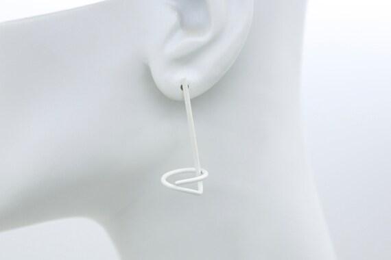White 80s Swirl Earrings - Vintage NOS 1980s Dangle Earrings Retro Enameled Metal Pierced