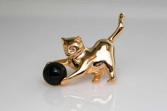 Vintage Playing Kitten Pin Gold Tone Shiny Cat Brooch Kitty Black Ball Fancy NOS