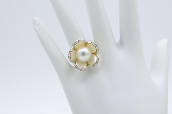 Vintage Ross Simons 14K Gold Mother of Pearl Flower Ring With Diamond Framed Petals and Freshwater Pearl Center. Size 7.