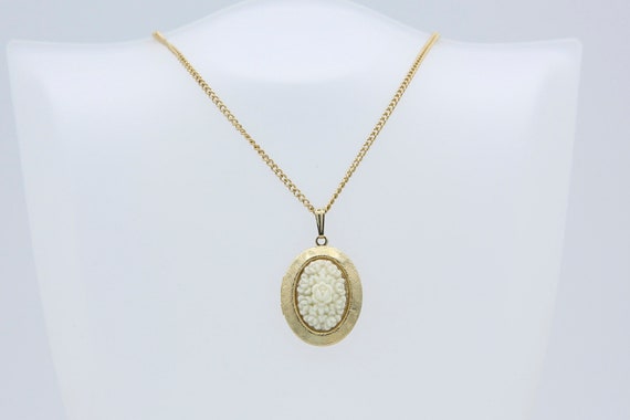 Vintage Sarah Coventry 1976 MAGNOLIA LOCKET Gold Tone Necklace Chain White Carved Floral Cabochon Rare!