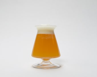 Verre à bière artisanal Teku soufflé à la main avec pied soufflé, transparent, 17 oz.