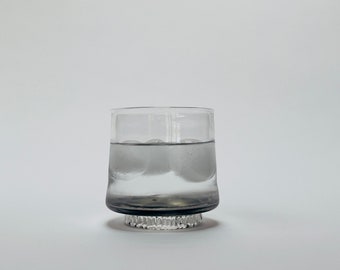 Mundgeblasene Crimp Foot Rocks, Cocktail, Lowball Glas, rauchgrau, 8oz.