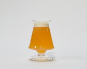 Verre à bière artisanal Teku soufflé à la main avec pied soufflé, transparent, 11 oz.