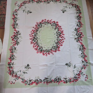 Vintage Strawberry Wreath & White Baskets Tablecloth Red  Pastel Green 55" X 65" Nice Condition