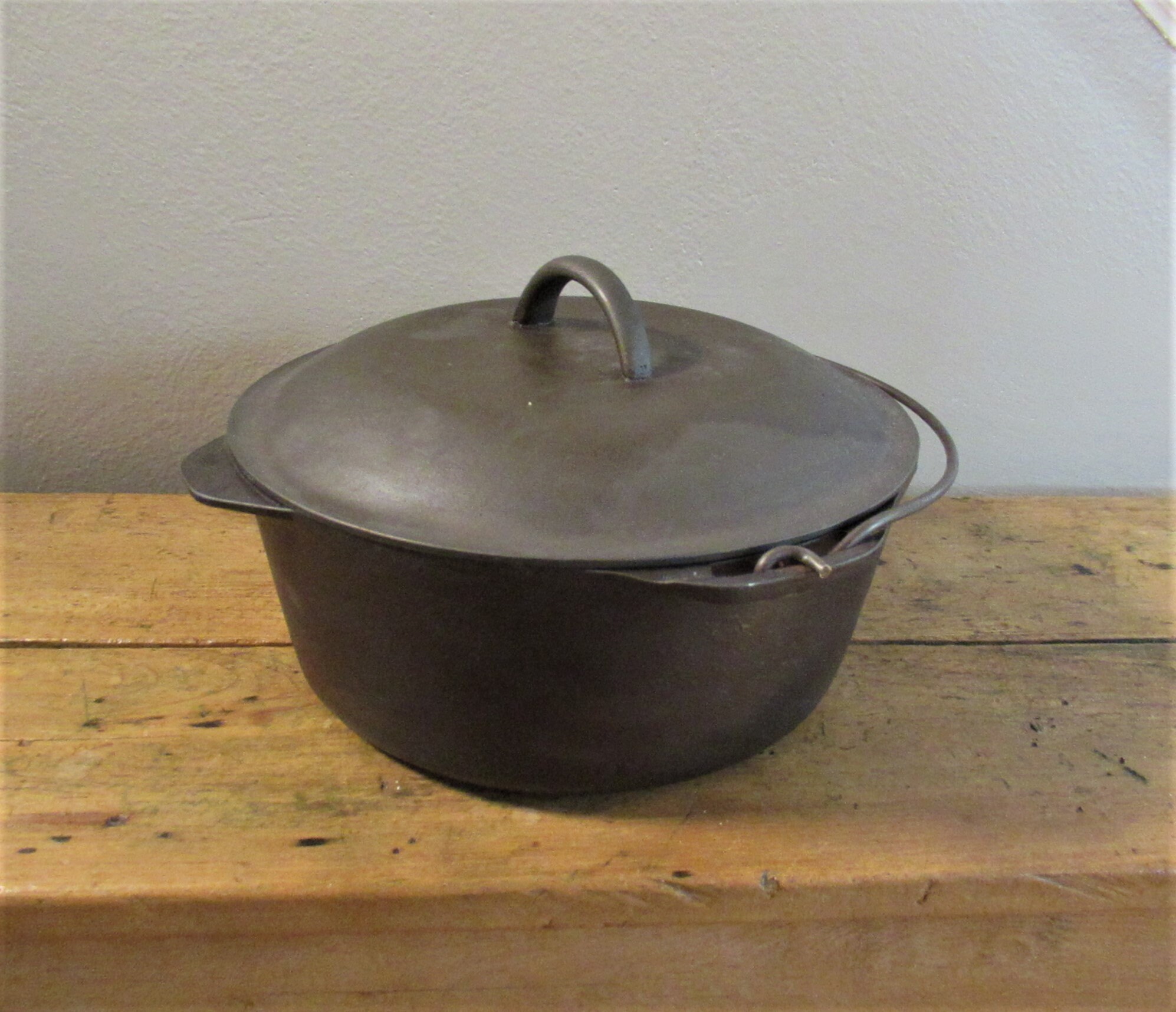 Vintage Wagner Ware Griswold 8 Dutch Oven Bowl Pot w/Bail Handle