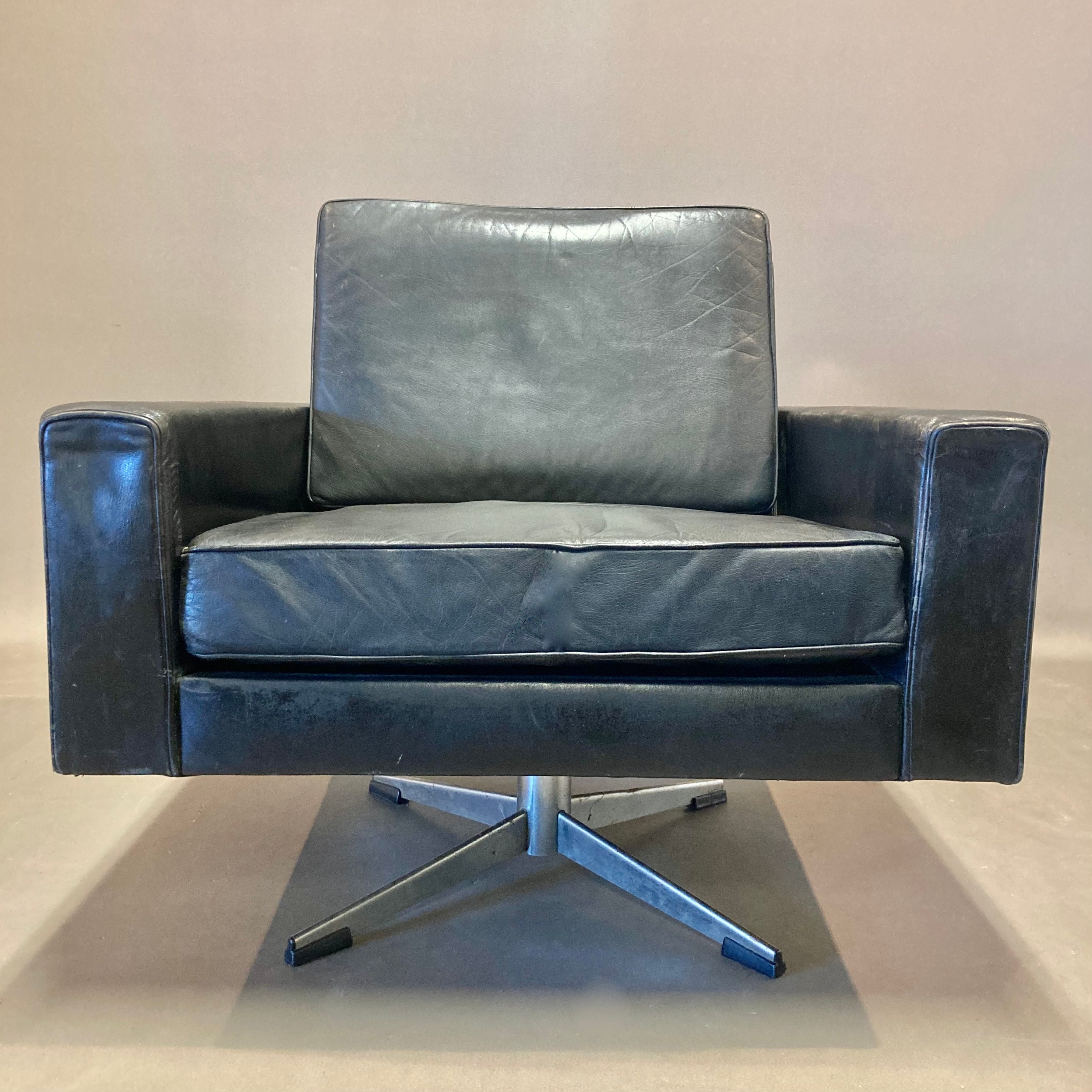 Fauteuil Cuir Noir Design 1950.