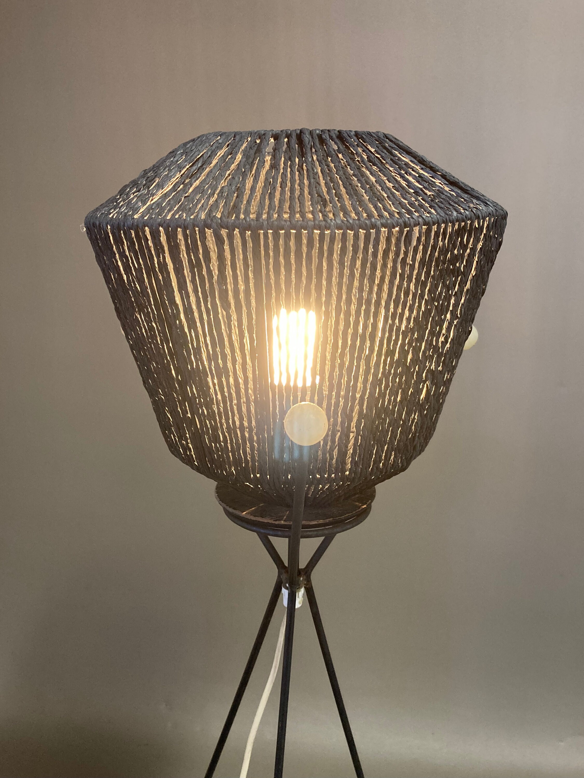 Lampadaire Tripode Noir Design 1950.