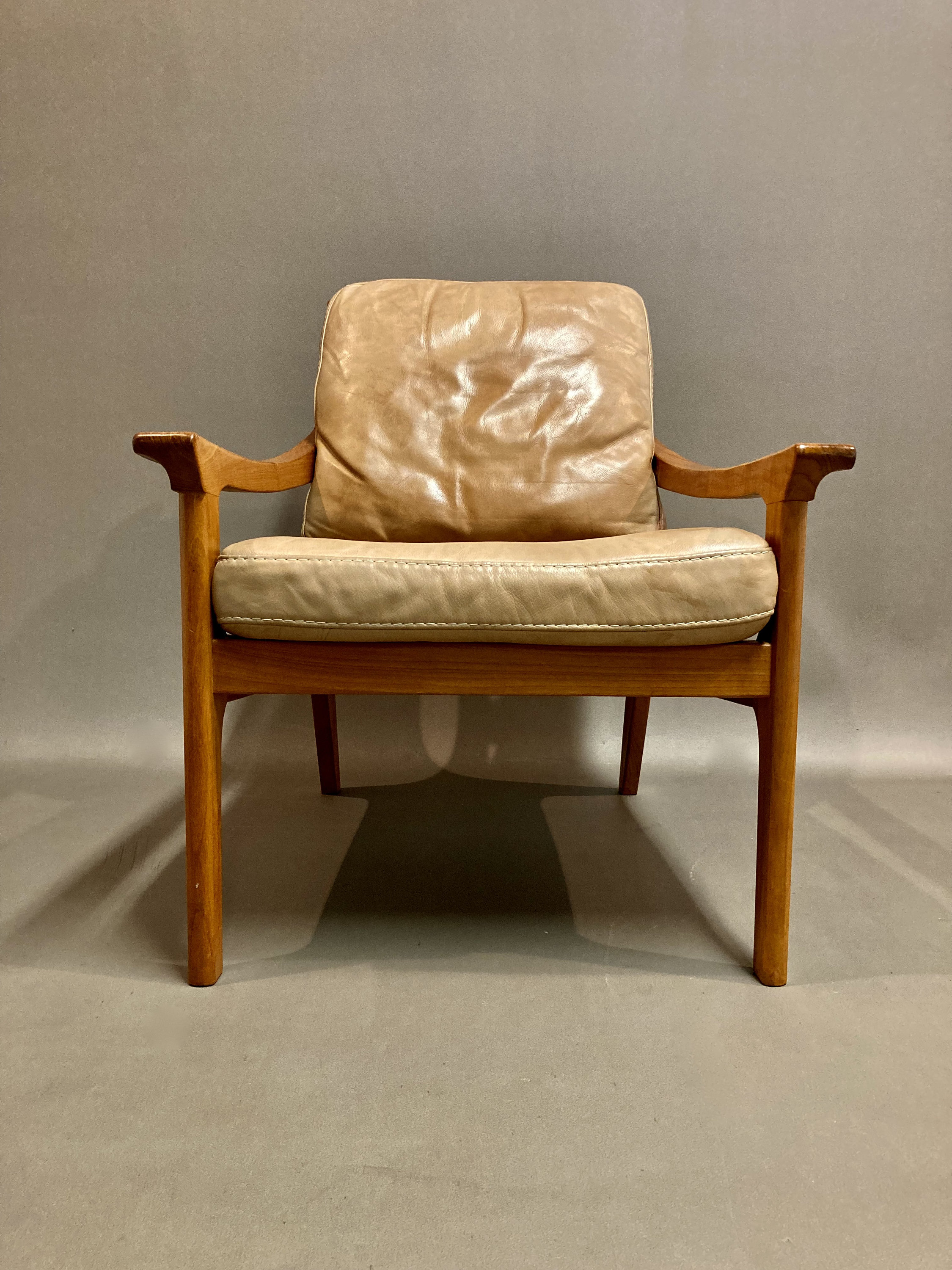 Fauteuil Cuir Design Scandinave 1950.