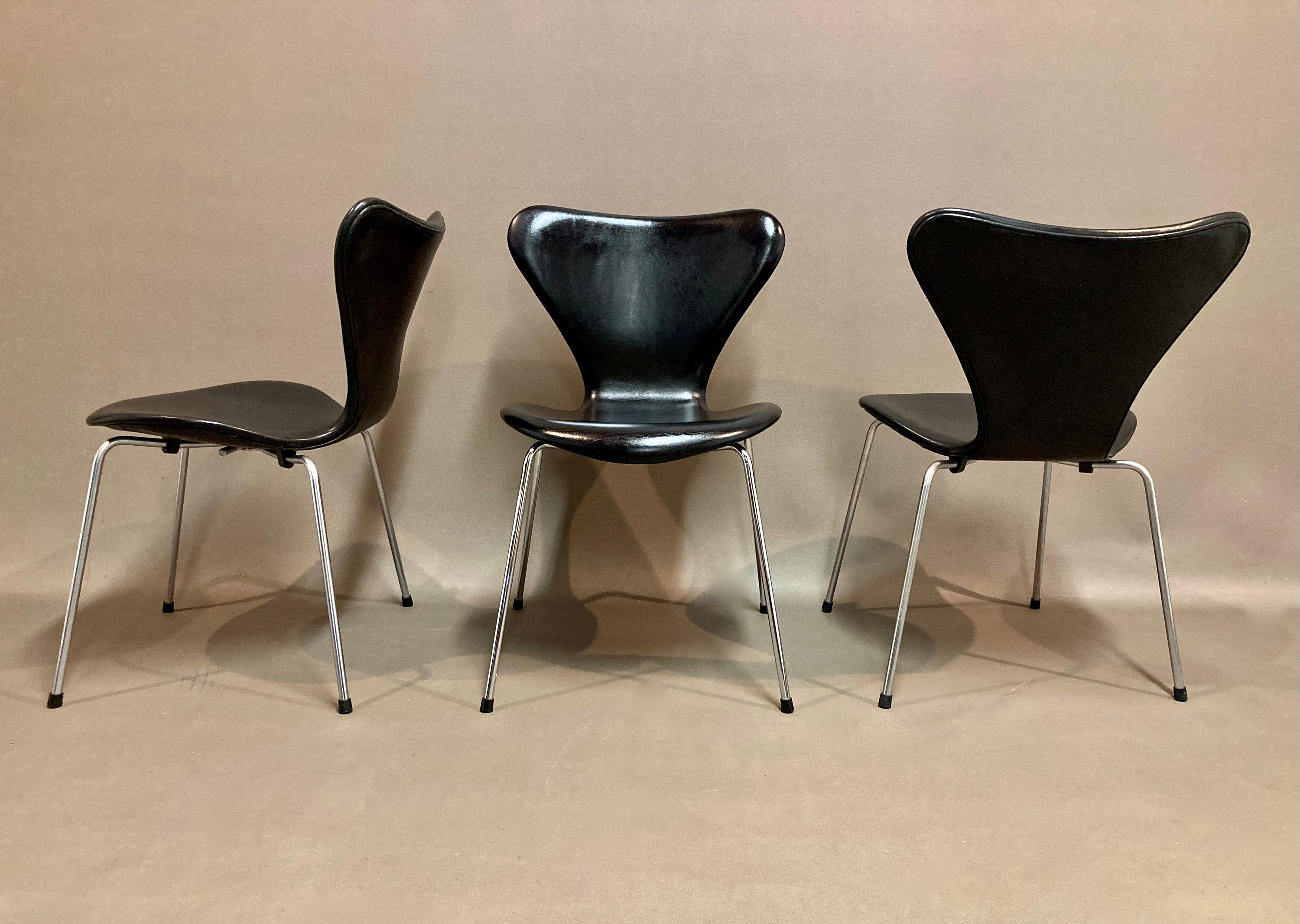 Ensemble de 3 Chaises Arne Jacobsen.
