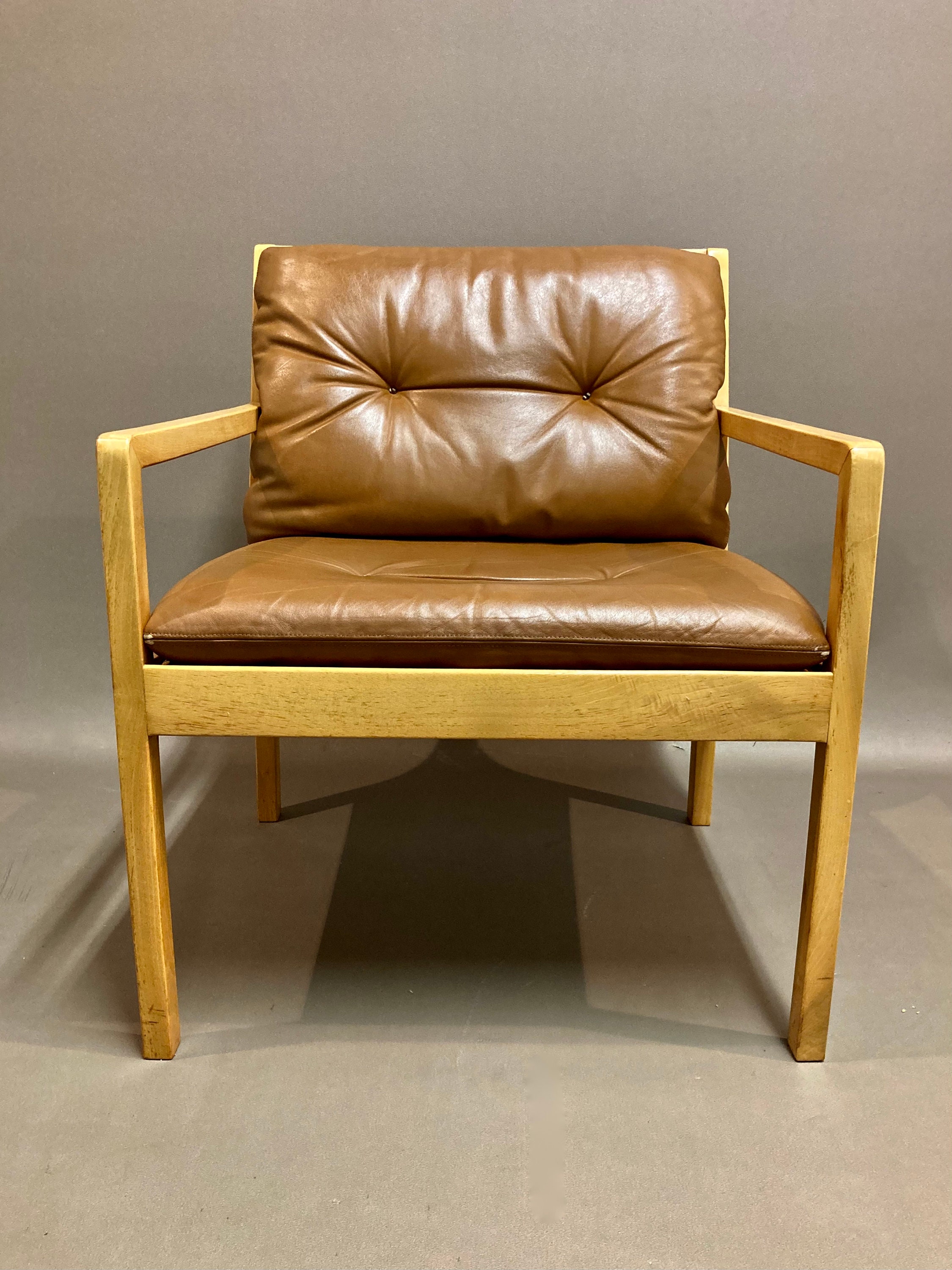 Fauteuil Cuir Design Scandinave 1950.