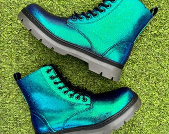 Stivali da combattimento glitterati cangianti color pavone, scarpe scintillanti blu-verde acqua
