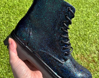 ネビュラカラーシフトグリッターコンバットブーツ、ハンドメイドのキラキラ輝くブラックブーツ
