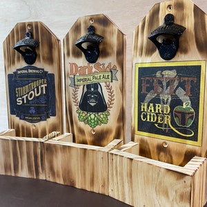 Puede incluir: Tres abridores de botellas de madera con un acabado rústico. Cada abridor presenta un diseño diferente: un Stormtrooper de Star Wars, un Darth Vader de Star Wars y un Boba Fett. Los abridores tienen un abridor de botellas de metal negro fijado en la parte superior.