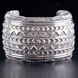Vintage 1970s Sterling Silver &quot;R Benally&quot; Navajo Bracelet W/ Etched Style 122.3g