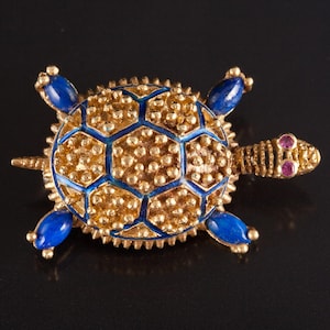 Vintage 1950&#39;s 18k / 14k Yellow Gold Lapis Lazuli Lab-Created Ruby Turtle Brooch