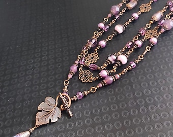 Conjunto de collares superpuestos color malva y morado, colgante de cobre en forma de lágrima de cristal checo de Murano, joyería elegante de estilo vintage, gargantilla llamativa de múltiples hilos.