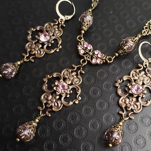 Roserosa viktorianskt hängehalsband med örhängen, blush kristallpärlhalsband, renässansbröllopssmycken, långa ljuskronörhängen