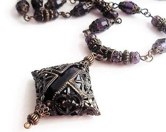 Collier victorien en cristal violet améthyste, grand pendentif enveloppé en filigrane de laiton, bijoux Renaissance médiévaux, collier de perles tendance