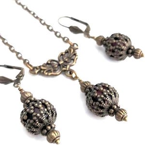 Pendientes victorianos burdeos, farol largo de Murano con filigrana de latón, conjunto de joyas rococó renacentista, collar con colgante pequeño.