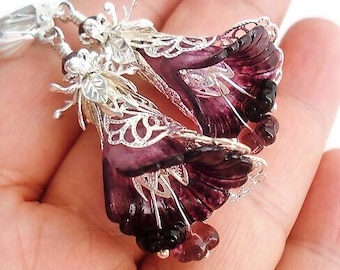 Pendientes florales color burdeos, pintados a mano, pendientes botánicos largos de filigrana de plata, joyería inspirada en la naturaleza, pendientes ligeros de hadas orquídea.