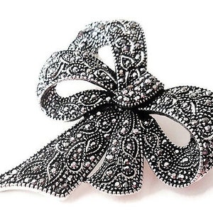 Broche de lazo grande calado con marcasita en plata antigua, broche de lazo con diamantes de imitación negros pavé, joyería de solapa de reproducción victoriana renacentista