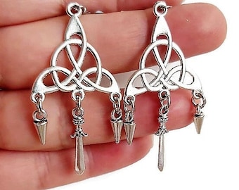 Keltische Triquetra Knoten Kronleuchter Ohrringe, Dolch Spike Charm Ohrringe, mittelalterlicher Stammesschmuck, Trinity Irish Knot, Wikinger Schwert Ohrringe