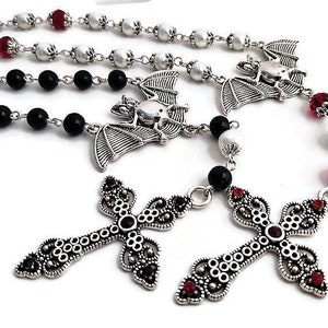 Schwarze oder dunkelrote Gotische Rosenkranz Halskette, Silber Lange Perlen Fledermaus Halskette, Trad Goth Statement Schmuck, Barock Perle Kreuz Anhänger Halskette