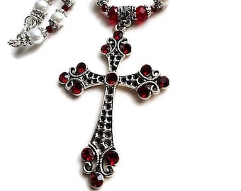Ox Blood Red White Pearl Collier de croix victorienne, Grand collier pendentif, Bijoux baroques de la Renaissance, Crucifix en argent strass