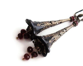 Boucles d'oreilles Lucite Bellflower noir et rouge foncé, boucles d'oreilles peintes à la main en filigrane en laiton victorien, boucles d'oreilles botaniques longues de la Renaissance gothique