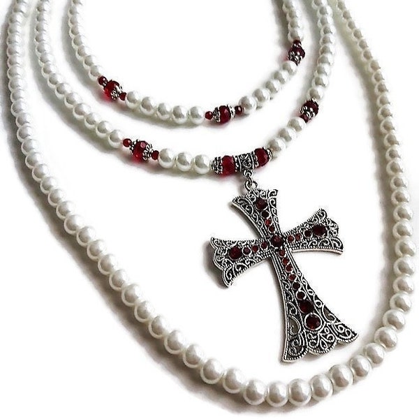 Collier croix baroque multi brin perle, grand pendentif croix argent, bijoux Renaissance Tudor, collier Chunky en couches blanc et rouge profond