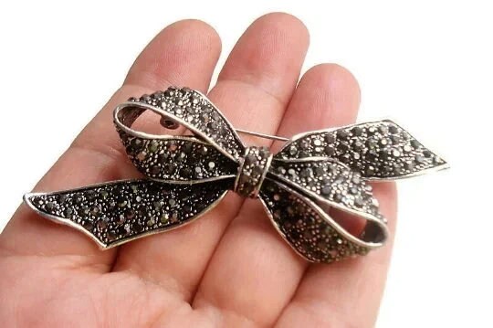Broche Vintage En Forme De Nœud Avec Cristaux - Couleur Argenté, Occasion
