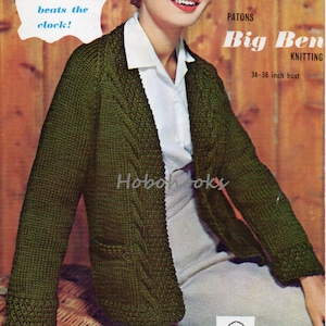Puede incluir: Un patrón de tejido de punto vintage para un cárdigan verde con cuello chal. El patrón se llama "Big Ben" y es para una talla de busto de 86-91 cm. El patrón es de Patons Knitting.