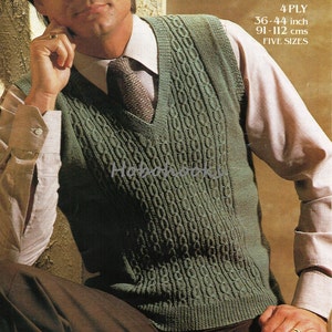 Op de afbeelding: Een groene gebreide vest met een kabelbreipatroon. De vest heeft een V-hals en wordt gedragen over een wit overhemd met knopen en een bruine stropdas. De afbeelding bevat de tekst "4PLY 36-44 inch 91-112 cms FIVE SIZES".