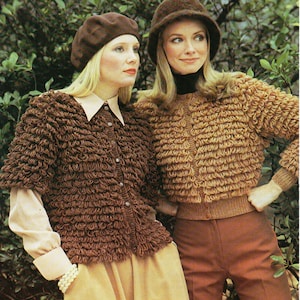 Könnte beinhalten: Vintage Modebild mit zwei Frauen in braunen Strickjacken und Hüten. Die Jacken haben eine einzigartige Schlaufenstruktur. Das Bild zeigt auch den Text "PATONS" und Größenangaben: 81-97 cm.