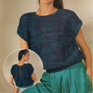 Könnte beinhalten: Ein Strickmuster für einen blau-grünen gestreiften Pullover mit kurzen Ärmeln. Das Muster heißt "Piazza" und ist für die Größen 30-38. Das Muster ist von Sirdar.