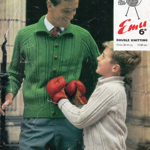 Può includere: Due persone indossano maglioni di lana. La persona a sinistra indossa un maglione verde con bottoni sul davanti. La persona a destra indossa un maglione color crema. Il testo sull'immagine dice "Emu 6d Double Knitting Chest 28-44 ins. 13-28 ozs."