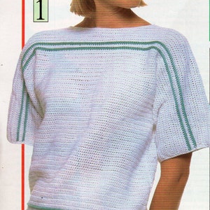 Może przedstawiać: Kobieta w białym topie z szydełka z turkusowymi paskami i pasującą spódnicą. Ma również na sobie słomkowy kapelusz. Strój pochodzi z lat 80.