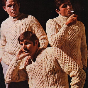 Op de afbeelding: Drie mannen dragen crèmekleurige gebreide truien met een kabelbreipatroon. De truien hebben een rolkraag, een ronde hals en een V-hals. De afbeelding is afkomstig uit een vintage breipatronenboek.