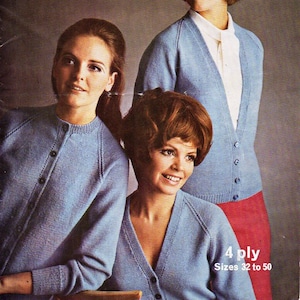 Puede incluir: Tres mujeres llevan cárdigans de punto azul. El cárdigan de la izquierda es de cuello redondo, el del medio es de cuello en V y el de la derecha es de cuello redondo. El texto de la imagen dice "4 hebras Tallas 32 a 50".