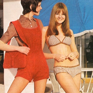 Peut inclure: Deux femmes portant des tenues d'été. L'une porte une combinaison rouge en tricot avec un haut marron et des chaussures rouges. L'autre porte un haut de bikini blanc en crochet et un bas assorti. Les deux femmes sont debout sur une terrasse avec un parasol bleu et blanc en arrière-plan.