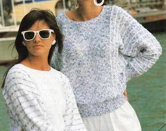 Puede incluir: Dos mujeres con suéteres blancos con rayas azules. Los suéteres están hechos con hilo de bambú y cuarzo de bambú. El hilo mide 76-102 cm de largo. Las mujeres llevan gafas de sol blancas y grandes pendientes de aro blancos. La imagen es de un libro de patrones de tejido.