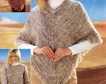 Op de afbeelding: Een bruin en beige gebreid poncho met franjes. De poncho wordt gedragen door een vrouw en een jong meisje. De tekst "Knitted from 1 ball" is zichtbaar in de rechterbenedenhoek van de afbeelding.