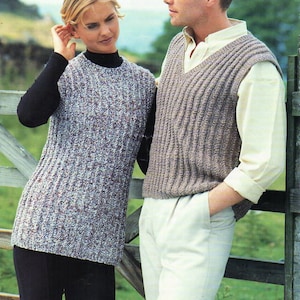Peut inclure: Un couple portant des gilets en tricot. Le gilet de la femme est de couleur violet clair et blanc avec un motif texturé. Le gilet de l'homme est de couleur marron clair avec un motif côtelé. Les deux gilets sont sans manches.