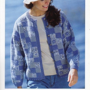 Puede incluir: Un cárdigan a cuadros azul y blanco con cierre de botones. El cárdigan tiene un diseño de corazón en la parte delantera y las mangas. La modelo lleva una camisa blanca y unos vaqueros azules. La imagen también incluye el texto "Country Style Double Knitting 5801 76-112cm 30-44"