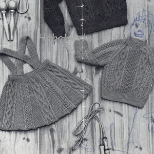 Op de afbeelding: Een breipatroon voor een trui en een rok voor kinderen. Het patroon heet "Soft Spun" en is van "Jasper's" in Perth, Schotland. Het patroon is voor de maten 2, 4 en 6 jaar. Het patroon vereist 7 ons garen voor de trui en 6 ons garen voor de rok.