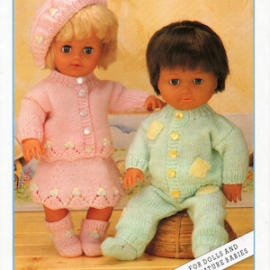 Puede incluir: Un patrón de tejido de punto para un atuendo de muñeca rosa y verde. El patrón es para muñecas y bebés prematuros. El número de patrón es 1040. El patrón es de Littlewoods.