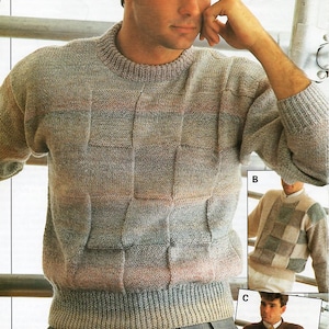 Könnte beinhalten: Ein grauer, brauner und weißer Strickpullover mit geometrischem Muster. Der Pullover hat einen Rundhalsausschnitt und wird an einem Modell mit grauen karierten Hosen gezeigt. Der Text "3 LOOKS FROM ONE DESIGN" ist auf dem Bild gedruckt.