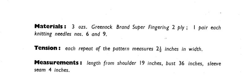 Pu&ograve; includere: Istruzioni per la maglia di un maglione, che elencano i materiali necessari: 3 once di filato Super Fingering 2 fili della marca Greenock, un paio di ferri da maglia n. 6 e n. 9. Istruzioni per la tensione: ogni ripetizione del motivo misura 2 1/2 pollici di larghezza. Misure: lunghezza dalla spalla 19 pollici, busto 36 pollici, cucitura della manica 4 pollici.