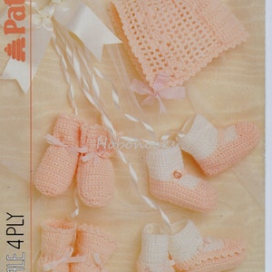 Puede incluir: Un patrón de crochet para un gorro y zapatitos de bebé. El patrón es para tallas de 0 a 6 meses y está hecho con hilo Patons Fairytale 4 ply. El patrón es fácil de tejer a crochet e incluye instrucciones para hacer el gorro y los zapatitos.